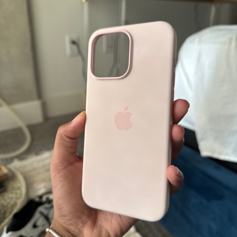 Apple Silicone 15 pro max case (Pink)